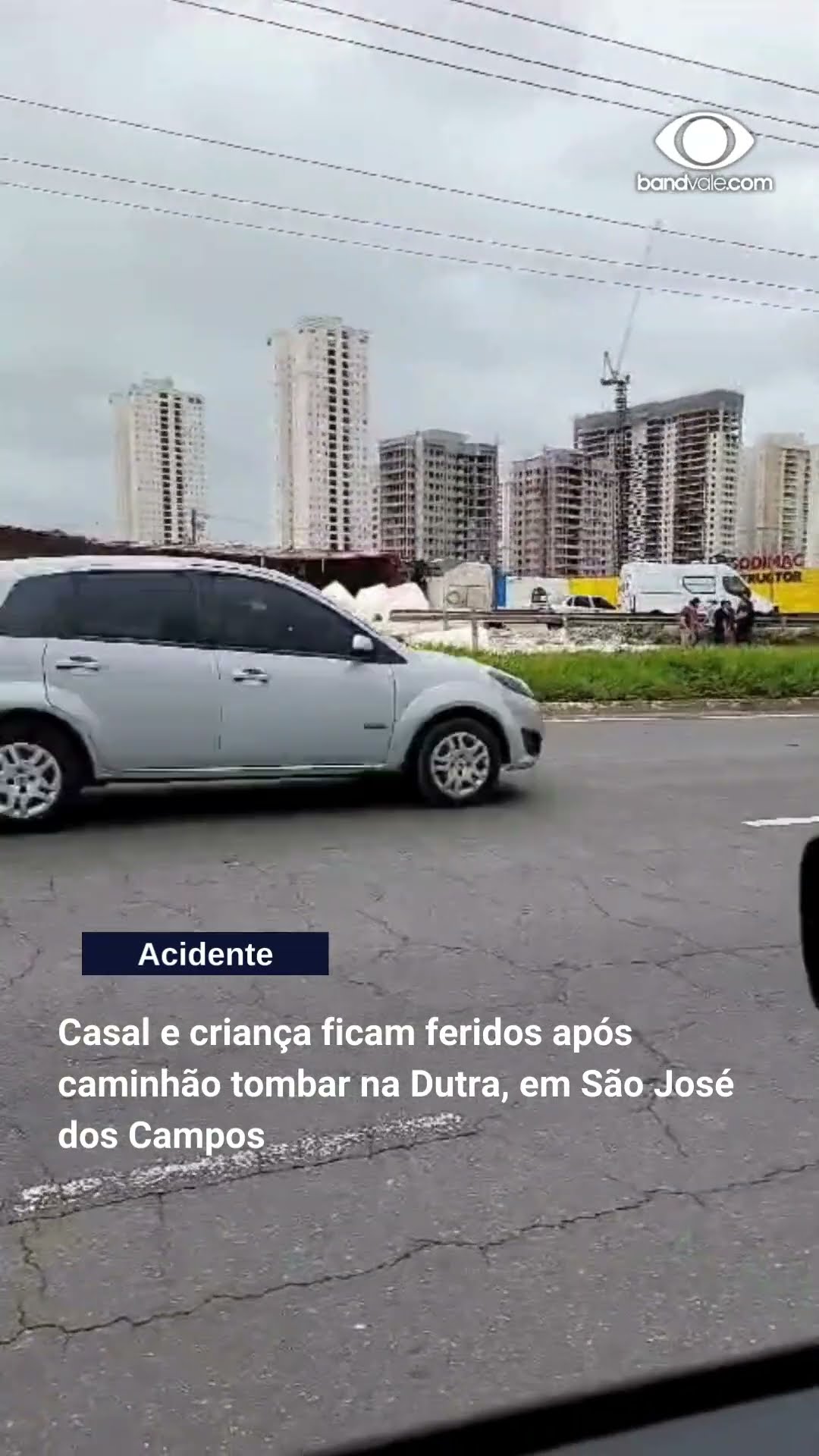 Casal e criança ficam feridos após caminhão tombar na Dutra, em SJCampos